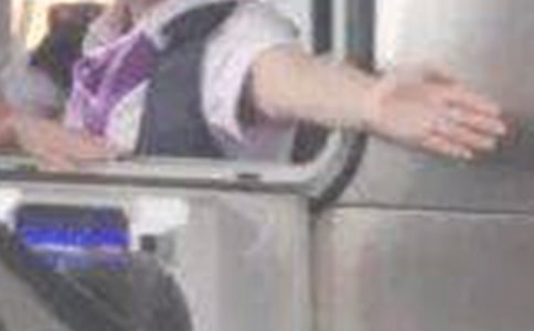 ҽԺ�շ�Ա�Լ��Բ鱨�淶�ģ���ѡ8ƪ��