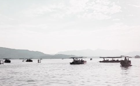 西湖畔华发以鉴诗歌