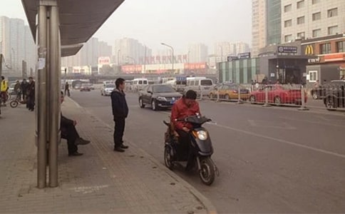 �ڹ���վ������һ��������