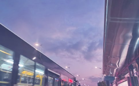 另类的公交站台经典美文