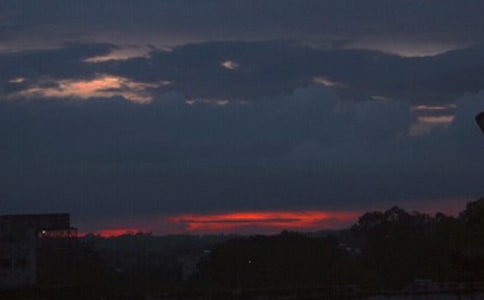 黑夜里的灯光的诗歌