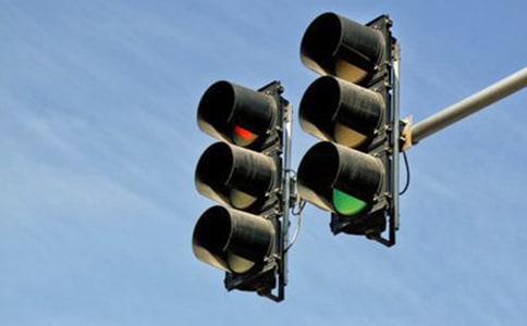 十字路口有红绿灯,而人生呢美文