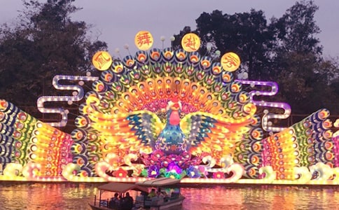 2015年初二下册第四单元的作文:我家乡的花灯节