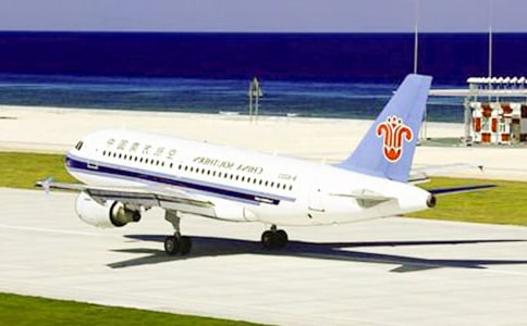 《时评江海松“吻”瘫美国机场事件》