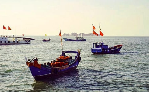 一叶渔船两小童,收篙停棹坐船中。