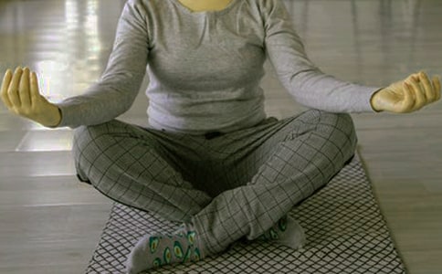 社交场合规范的.坐姿社交礼仪